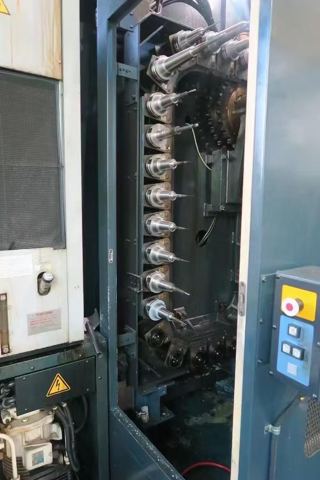 日本牧野MCC2013加工中心是高效模具加工的全面集合，具有在单一设置中实现多面加工的功能，
标准规格：这些功能包括高速15000 min-1主轴，16m/min切削进给率，高速，高精度GI.3控制和热稳定系统。MCC还采用半浮动导轨系统，即使工作台上的工件很重，也能提供16m/min的切削进给速度。0.1μm GI.3控制的采用大大提高了加工精度和加工表面质量。
操作系统：Professional 5
工作台面：2200 x 1000 mm
X 轴：2000 mm Y 轴：1350 mm Z 轴：1000 mm（三轴带光棚尺）
主轴鼻端至工作台端面的距离：-100～900 mm
工作台上面至主轴中心的距离：75～1425mm
主轴：15,000 prm （带中心出水）
主轴刀柄型号：HSK-A100
X、Y、Z轴快移速度：16000 mm/min
切削速度：16000 mm/min
最大工件：2500 x 1100 x 1700 mm
最大承载重量：10,000 kg
刀库容量：30把
无条件可收纳刀具最大直径：φ125 mm
邻接刀具受限制时可收纳刀具最大直径：φ200 mm
刀具最大长度：550 mm
刀具最大重量：20 kg
机械重量：约21,000 kg-4