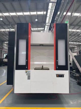 品牌：LG MAZAK双工位卧加
型号：HCN-6000IIL
年份：2018
系统：马扎克系统
主轴：BT50电主轴
主轴转速：10000rpm
刀库：43把链条式刀库
三轴行程：800/800/800mm
工作台：630*630
转台：一度一分
其他配置：带中心出水，后式排屑机，带日本大金油冷机-1