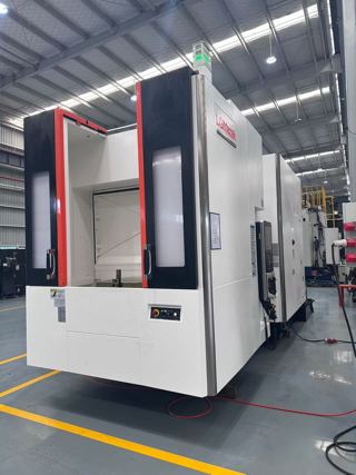 品牌：LG MAZAK双工位卧加
型号：HCN-6000IIL
年份：2018
系统：马扎克系统
主轴：BT50电主轴
主轴转速：10000rpm
刀库：43把链条式刀库
三轴行程：800/800/800mm
工作台：630*630
转台：一度一分
其他配置：带中心出水，后式排屑机，带日本大金油冷机-3