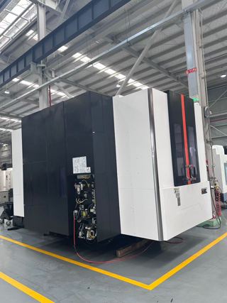 品牌：LG MAZAK双工位卧加
型号：HCN-6000IIL
年份：2018
系统：马扎克系统
主轴：BT50电主轴
主轴转速：10000rpm
刀库：43把链条式刀库
三轴行程：800/800/800mm
工作台：630*630
转台：一度一分
其他配置：带中心出水，后式排屑机，带日本大金油冷机-4