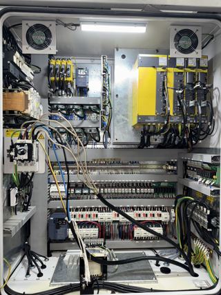 台湾东台TMH-400旋转工作台卧加
工作台:400*400
行程:510*510*510
BT40，8000转，30把刀
发那科0i-MF plus系统，主轴功率11kw
带中心出水，带排削机-9