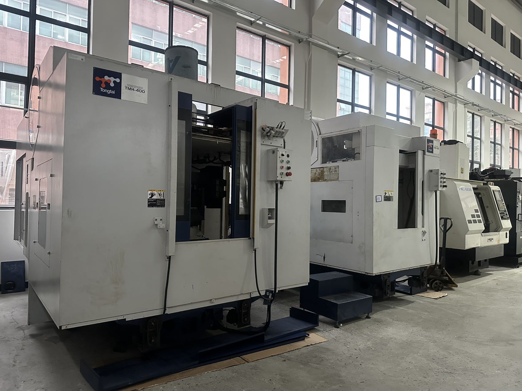 台湾东台TMH-400旋转工作台卧加
工作台:400*400
行程:510*510*510
BT40，8000转，30把刀
发那科0i-MF plus系统，主轴功率11kw
带中心出水，带排削机