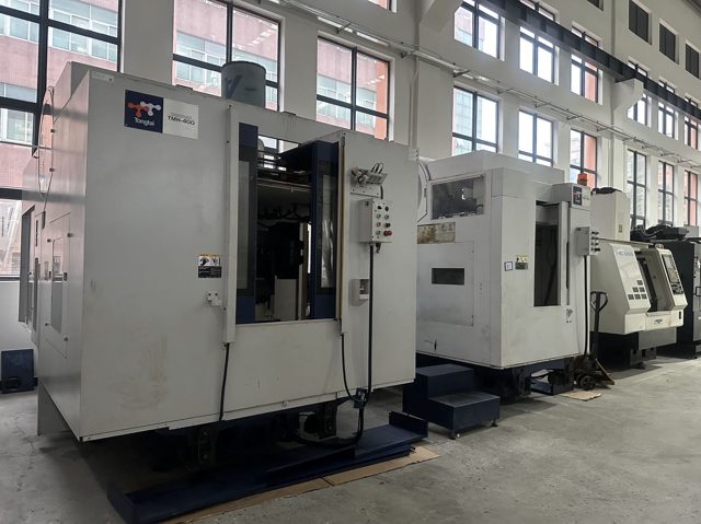 台湾东台TMH-400旋转工作台卧加
工作台:400*400
行程:510*510*510
BT40，8000转，30把刀
发那科0i-MF plus系统，主轴功率11kw
带中心出水，带排削机