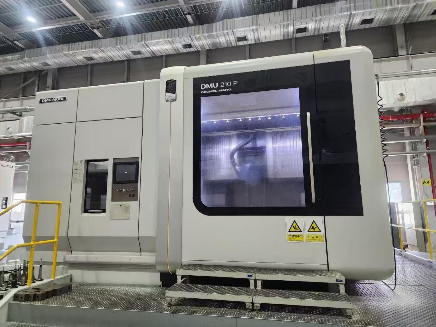 世界顶级德国原装进口 德马吉森精机⚙️
DMU210P  大型龙门式五轴联动加工中心
最高转速：24000rpm
主轴锥度：HSK‑A100
主轴冷却：中心出水40公斤
三轴行程：1800*2100*1250mm
B轴：摆动范围±105°（210°总行程）
C轴：360°无限回转，实现五轴联动
工作台尺寸：φ1700mm
最大工件直径：2500mm
最大工件高度：1460mm
60把刀库，带光栅尺跟自动排屑器
工作台最大承重：8000kg（8吨）
整机重量：41000kg（41吨），2015年出厂
操作系统：海德汉Heidenhain iTNC‑530 HSCI（五轴专用高端系统）
操作面板：DMG ERGOline 19英寸高清液晶操作屏
支持：3D图形编程、五轴联动、RTCP刀尖跟随、高精插补
适合：航空航天结构件、大型汽车模具、风电部件、精密大型零件五轴加工