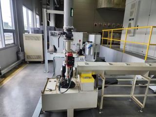 世界顶级德国原装进口 德马吉森精机⚙️
DMU210P  大型龙门式五轴联动加工中心
最高转速：24000rpm
主轴锥度：HSK‑A100
主轴冷却：中心出水40公斤
三轴行程：1800*2100*1250mm
B轴：摆动范围±105°（210°总行程）
C轴：360°无限回转，实现五轴联动
工作台尺寸：φ1700mm
最大工件直径：2500mm
最大工件高度：1460mm
60把刀库，带光栅尺跟自动排屑器
工作台最大承重：8000kg（8吨）
整机重量：41000kg（41吨），2015年出厂
操作系统：海德汉Heidenhain iTNC‑530 HSCI（五轴专用高端系统）
操作面板：DMG ERGOline 19英寸高清液晶操作屏
支持：3D图形编程、五轴联动、RTCP刀尖跟随、高精插补
适合：航空航天结构件、大型汽车模具、风电部件、精密大型零件五轴加工-6