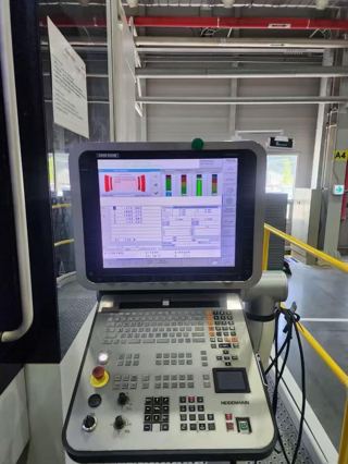 世界顶级德国原装进口 德马吉森精机⚙️
DMU210P  大型龙门式五轴联动加工中心
最高转速：24000rpm
主轴锥度：HSK‑A100
主轴冷却：中心出水40公斤
三轴行程：1800*2100*1250mm
B轴：摆动范围±105°（210°总行程）
C轴：360°无限回转，实现五轴联动
工作台尺寸：φ1700mm
最大工件直径：2500mm
最大工件高度：1460mm
60把刀库，带光栅尺跟自动排屑器
工作台最大承重：8000kg（8吨）
整机重量：41000kg（41吨），2015年出厂
操作系统：海德汉Heidenhain iTNC‑530 HSCI（五轴专用高端系统）
操作面板：DMG ERGOline 19英寸高清液晶操作屏
支持：3D图形编程、五轴联动、RTCP刀尖跟随、高精插补
适合：航空航天结构件、大型汽车模具、风电部件、精密大型零件五轴加工-4