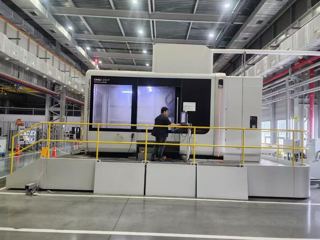 世界顶级德国原装进口 德马吉森精机⚙️
DMU210P  大型龙门式五轴联动加工中心
最高转速：24000rpm
主轴锥度：HSK‑A100
主轴冷却：中心出水40公斤
三轴行程：1800*2100*1250mm
B轴：摆动范围±105°（210°总行程）
C轴：360°无限回转，实现五轴联动
工作台尺寸：φ1700mm
最大工件直径：2500mm
最大工件高度：1460mm
60把刀库，带光栅尺跟自动排屑器
工作台最大承重：8000kg（8吨）
整机重量：41000kg（41吨），2015年出厂
操作系统：海德汉Heidenhain iTNC‑530 HSCI（五轴专用高端系统）
操作面板：DMG ERGOline 19英寸高清液晶操作屏
支持：3D图形编程、五轴联动、RTCP刀尖跟随、高精插补
适合：航空航天结构件、大型汽车模具、风电部件、精密大型零件五轴加工-3