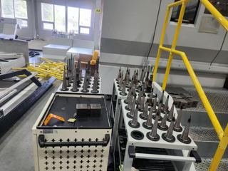 世界顶级德国原装进口 德马吉森精机⚙️
DMU210P  大型龙门式五轴联动加工中心
最高转速：24000rpm
主轴锥度：HSK‑A100
主轴冷却：中心出水40公斤
三轴行程：1800*2100*1250mm
B轴：摆动范围±105°（210°总行程）
C轴：360°无限回转，实现五轴联动
工作台尺寸：φ1700mm
最大工件直径：2500mm
最大工件高度：1460mm
60把刀库，带光栅尺跟自动排屑器
工作台最大承重：8000kg（8吨）
整机重量：41000kg（41吨），2015年出厂
操作系统：海德汉Heidenhain iTNC‑530 HSCI（五轴专用高端系统）
操作面板：DMG ERGOline 19英寸高清液晶操作屏
支持：3D图形编程、五轴联动、RTCP刀尖跟随、高精插补
适合：航空航天结构件、大型汽车模具、风电部件、精密大型零件五轴加工-7