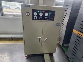 世界顶级德国原装进口 德马吉森精机⚙️
DMU210P  大型龙门式五轴联动加工中心
最高转速：24000rpm
主轴锥度：HSK‑A100
主轴冷却：中心出水40公斤
三轴行程：1800*2100*1250mm
B轴：摆动范围±105°（210°总行程）
C轴：360°无限回转，实现五轴联动
工作台尺寸：φ1700mm
最大工件直径：2500mm
最大工件高度：1460mm
60把刀库，带光栅尺跟自动排屑器
工作台最大承重：8000kg（8吨）
整机重量：41000kg（41吨），2015年出厂
操作系统：海德汉Heidenhain iTNC‑530 HSCI（五轴专用高端系统）
操作面板：DMG ERGOline 19英寸高清液晶操作屏
支持：3D图形编程、五轴联动、RTCP刀尖跟随、高精插补
适合：航空航天结构件、大型汽车模具、风电部件、精密大型零件五轴加工-8