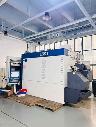 德国GROB格劳博[庆祝][庆祝][庆祝]
G550五轴加工中心
系统：西门子840D，双工位
三轴行程XY*Z:800x950x1020 mm，
A轴：-180/+60度、
B轴：360度、
主轴：HSKA63，
主轴转速16000rpm
刀库：50把
可满足高精度多角度加工需求。-3