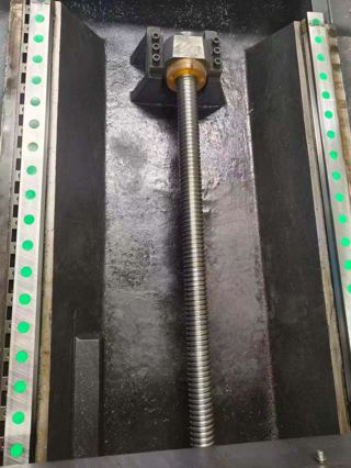 两台全新机，钰鸿1614龙门加工中心，三菱M80系统，BT40主轴12000转，主轴带环喷冲屑，带油冷机，带龙头排销机，带24把刀臂式刀库，Z轴四轨道，够劲刚性好，三轴行程1600*1400*750，工作台尺寸1700*1200，过龙门宽1500高1050。-4