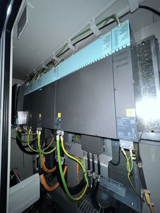台湾快捷AV-1612高速龙门加工中心 ，同款4台，X/Y/Z轴行程：1600×1200×850mm，工作台尺寸1800×1300mm  带水槽2米长，龙门宽1450mm龙门高1000mm，瑞士原装飞速主轴，最高转速24000rpm，HSK-A63，主轴功率29kW，链式30把刀库，带全闭环光珊尺，西门子系统-9