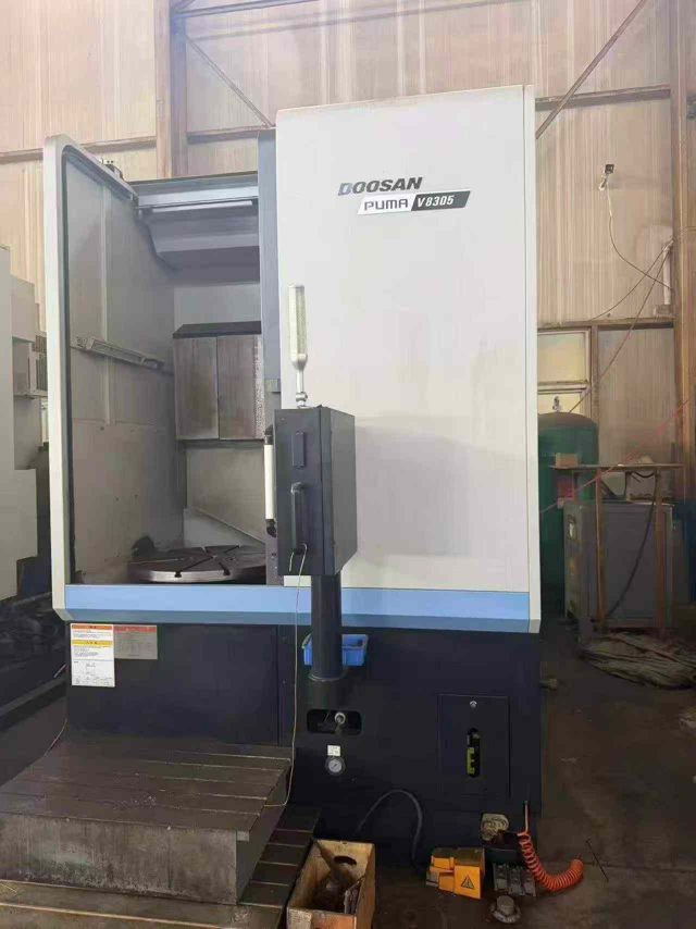 韩国斗山PUMA‑V8305数控立车
床身最大回转直径920 mm，最大车削直径830 mm，最大车削高度780 mm，X轴行程495 mm、Z轴行程780 mm；标配15‑英寸液压卡盘，可换装18‑24英寸卡盘，主轴最高转速2000r/min，主轴功率22‑30 kW，配置12工位刀塔，搭载发那科数控系统，整体刚性强，适合大件重切削加工。
