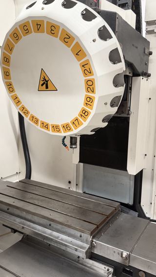 品牌:小黄机T700
型号:α-D21LiA
系统: FANUC Series 31i-MODEL B
主轴: 10000rpm  BT30
三轴行程:700×400×330mm
刀库:21把伺服刀库
日期:2016-4