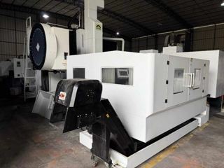 准新RF-2518L龙门加工中心一台，BT50主轴，两线一硬6000转，XY线轨55，32把刀库，工作台行程2700✖️1600，Z轴高度800，三菱80系统-2