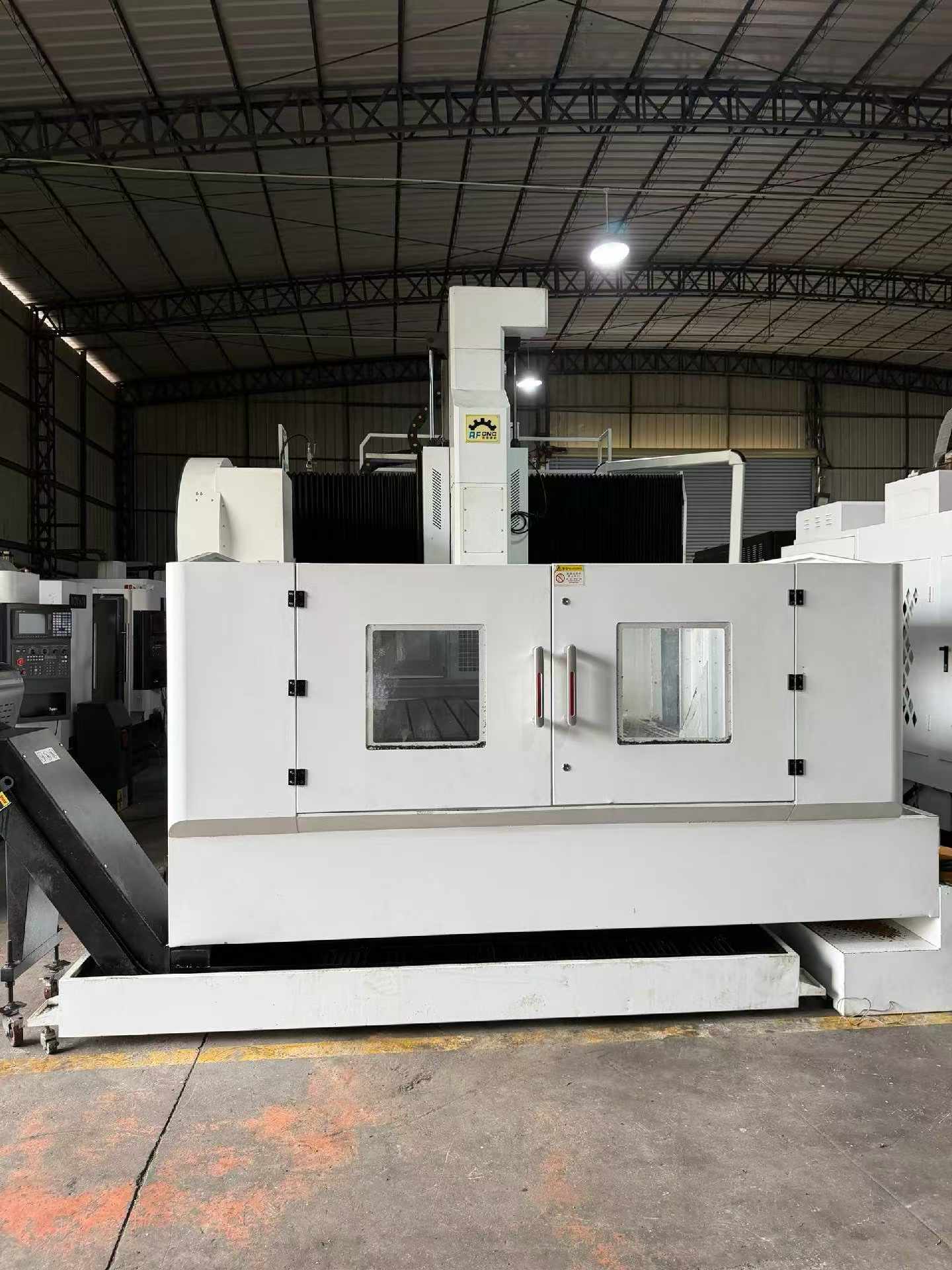 准新RF-2518L龙门加工中心一台，BT50主轴，两线一硬6000转，XY线轨55，32把刀库，工作台行程2700✖️1600，Z轴高度800，三菱80系统