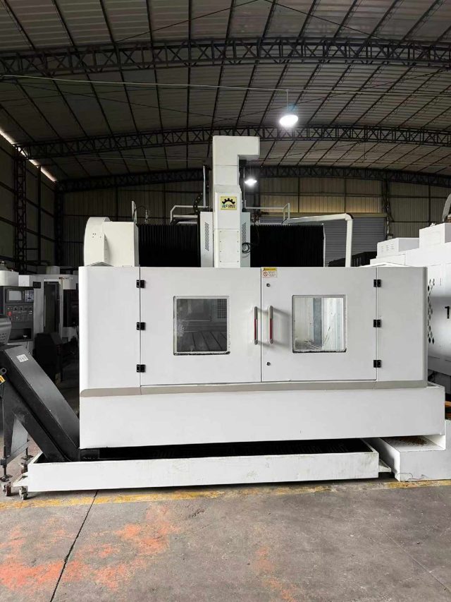 准新RF-2518L龙门加工中心一台，BT50主轴，两线一硬6000转，XY线轨55，32把刀库，工作台行程2700✖️1600，Z轴高度800，三菱80系统