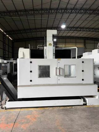 准新RF-2518L龙门加工中心一台，BT50主轴，两线一硬6000转，XY线轨55，32把刀库，工作台行程2700✖️1600，Z轴高度800，三菱80系统-1