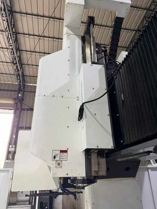 准新RF-2518L龙门加工中心一台，BT50主轴，两线一硬6000转，XY线轨55，32把刀库，工作台行程2700✖️1600，Z轴高度800，三菱80系统-3