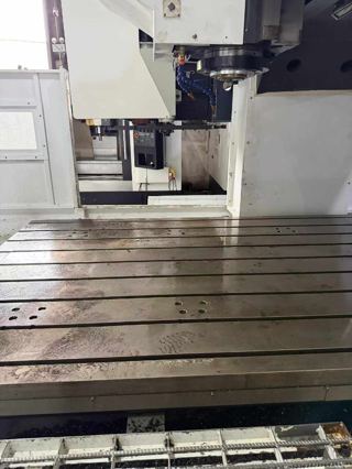 准新RF-2518L龙门加工中心一台，BT50主轴，两线一硬6000转，XY线轨55，32把刀库，工作台行程2700✖️1600，Z轴高度800，三菱80系统-4