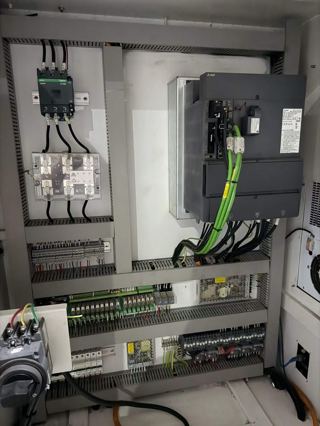 准新RF-2518L龙门加工中心一台，BT50主轴，两线一硬6000转，XY线轨55，32把刀库，工作台行程2700✖️1600，Z轴高度800，三菱80系统-6