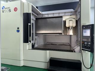 日本牧野V90S五轴加工中心
行程:2000*1300*800mm
HSK A63主轴，P6系统，20000 rpm
40把刀，2023年
选配:全闭环光栅，排屑机，灭火器，切削液恒温，油雾收集器，刮油器，刀具检测（BLUM对刀仪），工件清洗喷枪，工件检测等
适用于中小型精密模具精加工，追求镜面级表面光洁度-2