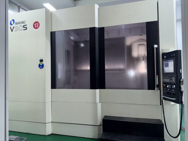 日本牧野V90S五轴加工中心
行程:2000*1300*800mm
HSK A63主轴，P6系统，20000 rpm
40把刀，2023年
选配:全闭环光栅，排屑机，灭火器，切削液恒温，油雾收集器，刮油器，刀具检测（BLUM对刀仪），工件清洗喷枪，工件检测等
适用于中小型精密模具精加工，追求镜面级表面光洁度