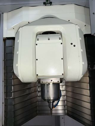 日本牧野V90S五轴加工中心
行程:2000*1300*800mm
HSK A63主轴，P6系统，20000 rpm
40把刀，2023年
选配:全闭环光栅，排屑机，灭火器，切削液恒温，油雾收集器，刮油器，刀具检测（BLUM对刀仪），工件清洗喷枪，工件检测等
适用于中小型精密模具精加工，追求镜面级表面光洁度-4