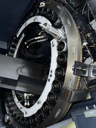 日本牧野V90S五轴加工中心
行程:2000*1300*800mm
HSK A63主轴，P6系统，20000 rpm
40把刀，2023年
选配:全闭环光栅，排屑机，灭火器，切削液恒温，油雾收集器，刮油器，刀具检测（BLUM对刀仪），工件清洗喷枪，工件检测等
适用于中小型精密模具精加工，追求镜面级表面光洁度-5