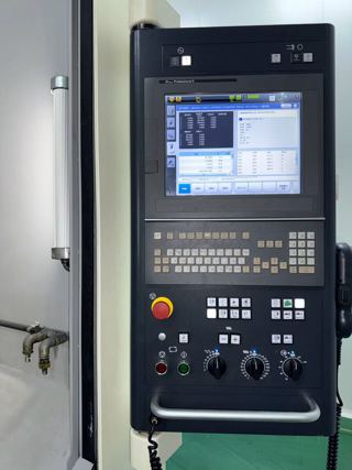 日本牧野V90S五轴加工中心
行程:2000*1300*800mm
HSK A63主轴，P6系统，20000 rpm
40把刀，2023年
选配:全闭环光栅，排屑机，灭火器，切削液恒温，油雾收集器，刮油器，刀具检测（BLUM对刀仪），工件清洗喷枪，工件检测等
适用于中小型精密模具精加工，追求镜面级表面光洁度-6
