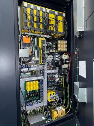 日本牧野V90S五轴加工中心
行程:2000*1300*800mm
HSK A63主轴，P6系统，20000 rpm
40把刀，2023年
选配:全闭环光栅，排屑机，灭火器，切削液恒温，油雾收集器，刮油器，刀具检测（BLUM对刀仪），工件清洗喷枪，工件检测等
适用于中小型精密模具精加工，追求镜面级表面光洁度-8