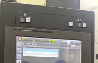 日本牧野V90S五轴加工中心
行程:2000*1300*800mm
HSK A63主轴，P6系统，20000 rpm
40把刀，2023年
选配:全闭环光栅，排屑机，灭火器，切削液恒温，油雾收集器，刮油器，刀具检测（BLUM对刀仪），工件清洗喷枪，工件检测等
适用于中小型精密模具精加工，追求镜面级表面光洁度-7