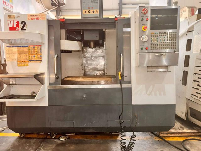哈斯VF2
三轴线轨
bt40主轴
转速：8000rpm
三轴行程：762*406*508mm
20刀斗笠式刀库
生产日期：2011