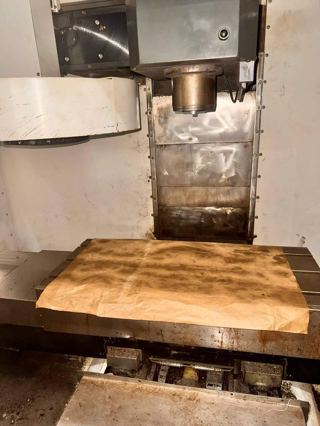 哈斯VF2
三轴线轨
bt40主轴
转速：8000rpm
三轴行程：762*406*508mm
20刀斗笠式刀库
生产日期：2011-2