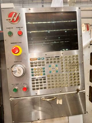 哈斯VF2
三轴线轨
bt40主轴
转速：8000rpm
三轴行程：762*406*508mm
20刀斗笠式刀库
生产日期：2011-3
