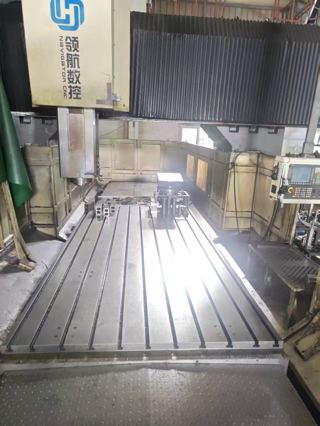 重型广东领航4028龙门加工中心！主轴BT50齿轮头，方滑枕，刀库32把，带光栅尺，带角度头，工作台4000×2000.过龙门2800.主轴鼻端到工作台1500.三轴行程4500×2800×1250.承重16吨，工厂在位，有视频-2