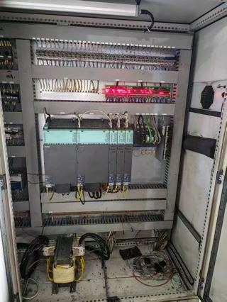 重型广东领航4028龙门加工中心！主轴BT50齿轮头，方滑枕，刀库32把，带光栅尺，带角度头，工作台4000×2000.过龙门2800.主轴鼻端到工作台1500.三轴行程4500×2800×1250.承重16吨，工厂在位，有视频-6