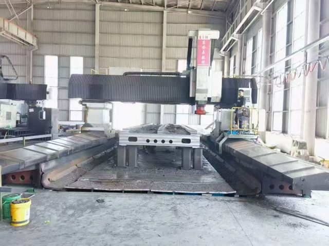 台湾17.5米✘5.2米数控龙门铣
X轴17.5米Y轴5.2米Z轴1.25米
龙门跨距5200
T形滑枕 齿轮头 带自动头
工作台17米x4米
承重200t
系统 发那科Plus