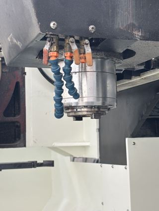 佳富数控JF-2016龙门加工中心
发那科0i-MF Plus系统
主轴：BT40锥度
主轴最高转速6000rpm
主轴电机功率：45kw
行程：2000*1600*600mm
门高:750mm，门宽1600mm
工作台尺寸：2100×1450mm
刀库容量：24把刀臂式刀库
机器总重量：18000kg
年份：2021年8月
辅助配置：排屑机，小推车-3