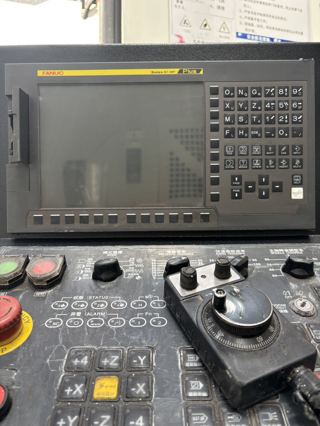 佳富数控JF-2016龙门加工中心
发那科0i-MF Plus系统
主轴：BT40锥度
主轴最高转速6000rpm
主轴电机功率：45kw
行程：2000*1600*600mm
门高:750mm，门宽1600mm
工作台尺寸：2100×1450mm
刀库容量：24把刀臂式刀库
机器总重量：18000kg
年份：2021年8月
辅助配置：排屑机，小推车-4