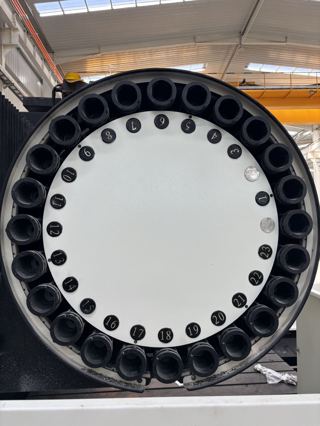 佳富数控JF-2016龙门加工中心
发那科0i-MF Plus系统
主轴：BT40锥度
主轴最高转速6000rpm
主轴电机功率：45kw
行程：2000*1600*600mm
门高:750mm，门宽1600mm
工作台尺寸：2100×1450mm
刀库容量：24把刀臂式刀库
机器总重量：18000kg
年份：2021年8月
辅助配置：排屑机，小推车-6