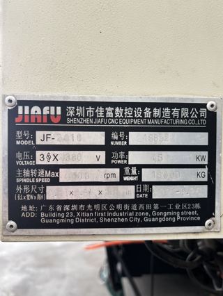 佳富数控JF-2016龙门加工中心
发那科0i-MF Plus系统
主轴：BT40锥度
主轴最高转速6000rpm
主轴电机功率：45kw
行程：2000*1600*600mm
门高:750mm，门宽1600mm
工作台尺寸：2100×1450mm
刀库容量：24把刀臂式刀库
机器总重量：18000kg
年份：2021年8月
辅助配置：排屑机，小推车-8