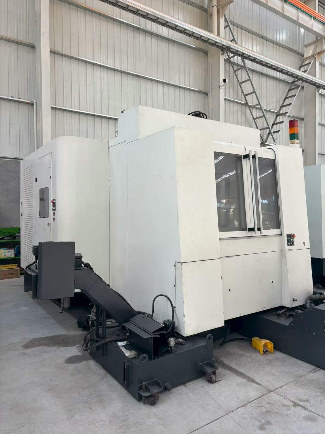 丽驰LH-500B卧式加工中心
控制器系統:FANUC 0i-MD
主轴锥孔BT50
工作台最大承重500kg
主轴电机功率15/18.5kW
工作台尺寸500*500mm
主轴转速6000r/min
最大行程X轴:700mm,Y轴:650mm,Z轴:650mm
刀库容量40把