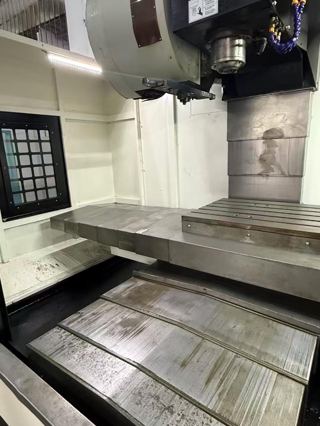 刚到一台精品台群1060两线一硬，三菱M70A系统，主轴台湾罗毅皮带8000转，11KV主轴电机，24把刀臂式刀库，X轴45滚柱线轨Y轴55滚柱线轨。带螺杆排削机，试机精度一丝-4