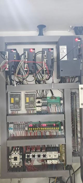 刚到一台精品台群1060两线一硬，三菱M70A系统，主轴台湾罗毅皮带8000转，11KV主轴电机，24把刀臂式刀库，X轴45滚柱线轨Y轴55滚柱线轨。带螺杆排削机，试机精度一丝-8