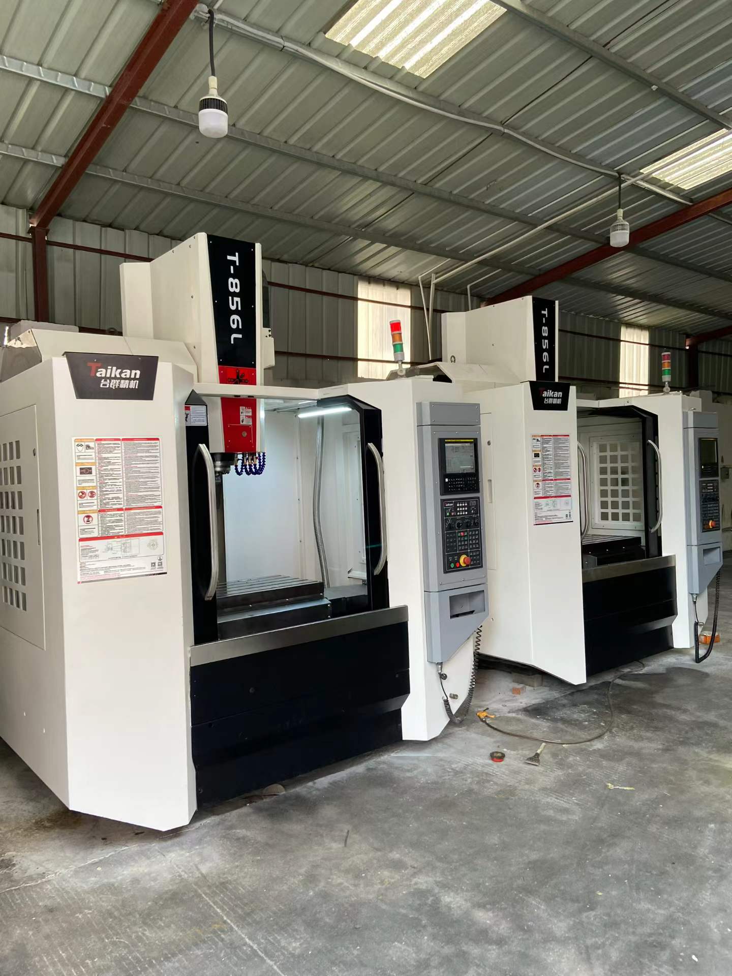 台群精机T-856L两线一硬加工中心同款2台，发那科oi–mf plus系统，台湾睿莹皮带主轴8000转，配双螺杆排削器，24T刀臂式刀库，精密模具/零件加工利器！2024年出厂安装少用