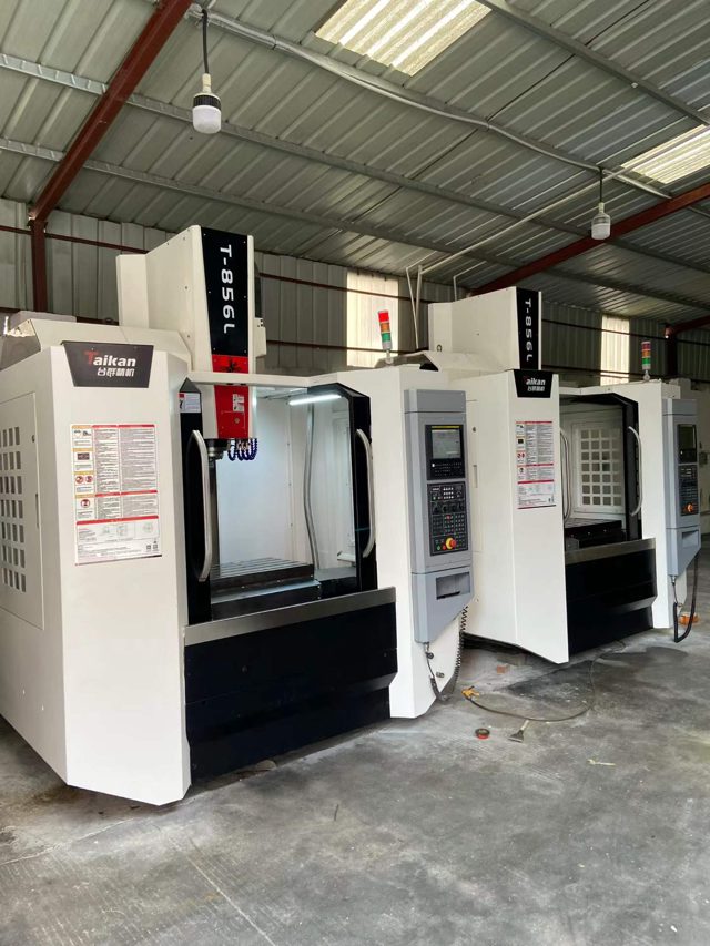 台群精机T-856L两线一硬加工中心同款2台，发那科oi–mf plus系统，台湾睿莹皮带主轴8000转，配双螺杆排削器，24T刀臂式刀库，精密模具/零件加工利器！2024年出厂安装少用