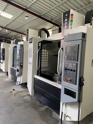 台群精机T-856L两线一硬加工中心同款2台，发那科oi–mf plus系统，台湾睿莹皮带主轴8000转，配双螺杆排削器，24T刀臂式刀库，精密模具/零件加工利器！2024年出厂安装少用-3