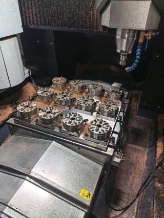 同款两台昌新TC-650精雕铜公机，带刀库，BT30主轴24000转，丝杆螺距5mm，三菱E80系统，2025年，使用几百小时-4