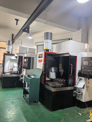 同款两台昌新TC-650精雕铜公机，带刀库，BT30主轴24000转，丝杆螺距5mm，三菱E80系统，2025年，使用几百小时-2